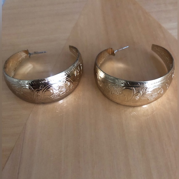 Gold colour gorgeous hoop pierced earrings, embossed pattern - Picture 1 of 4